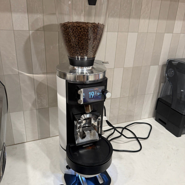 PUQ Press M3 under a white Mahlkönig grinder